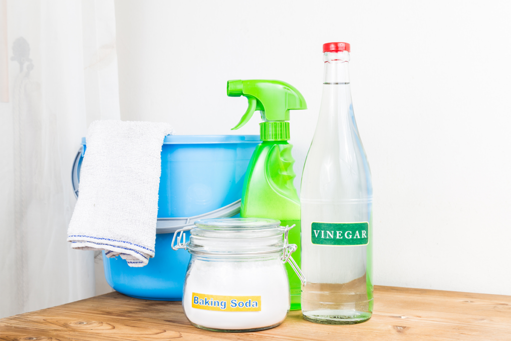 Cleaning Your Bathroom: Useful Tips 2 Cleaning your bathroom naturally requires using vinegar and baking soda.